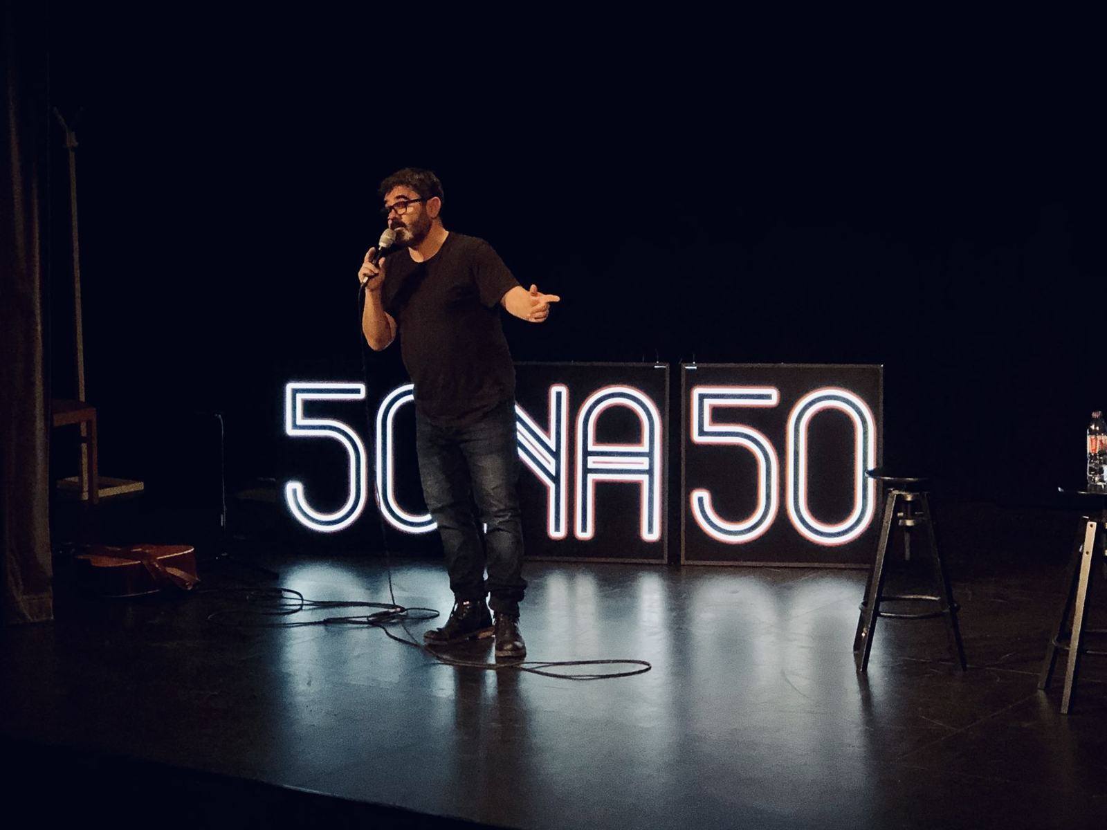 50 na 50 – účinkující s mikrofonem před svítícím nápisem 50 na 50